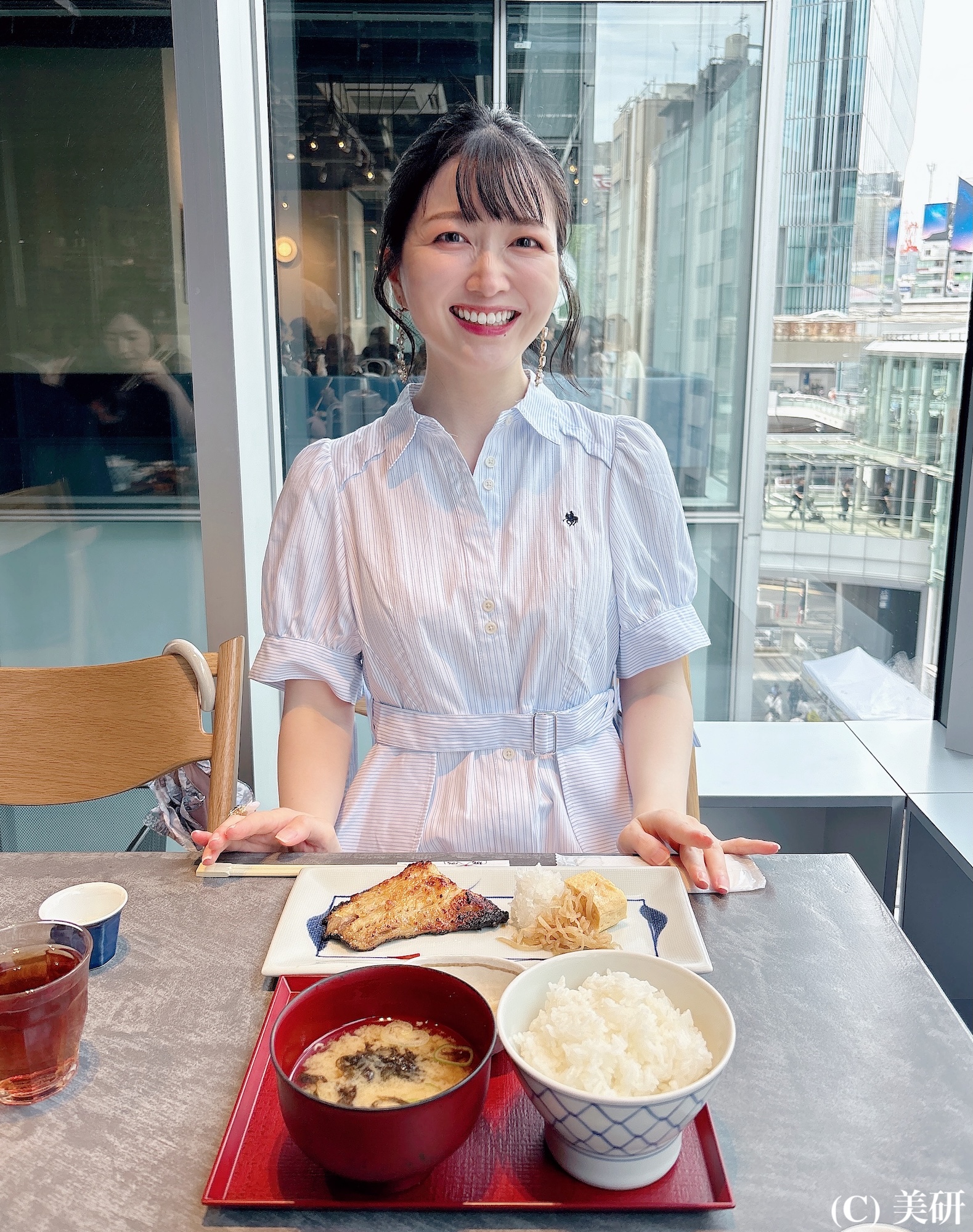 MOMO／圓 弁柄 渋谷ストリーム店にて。2025年6月7日。撮影：(C) 美研