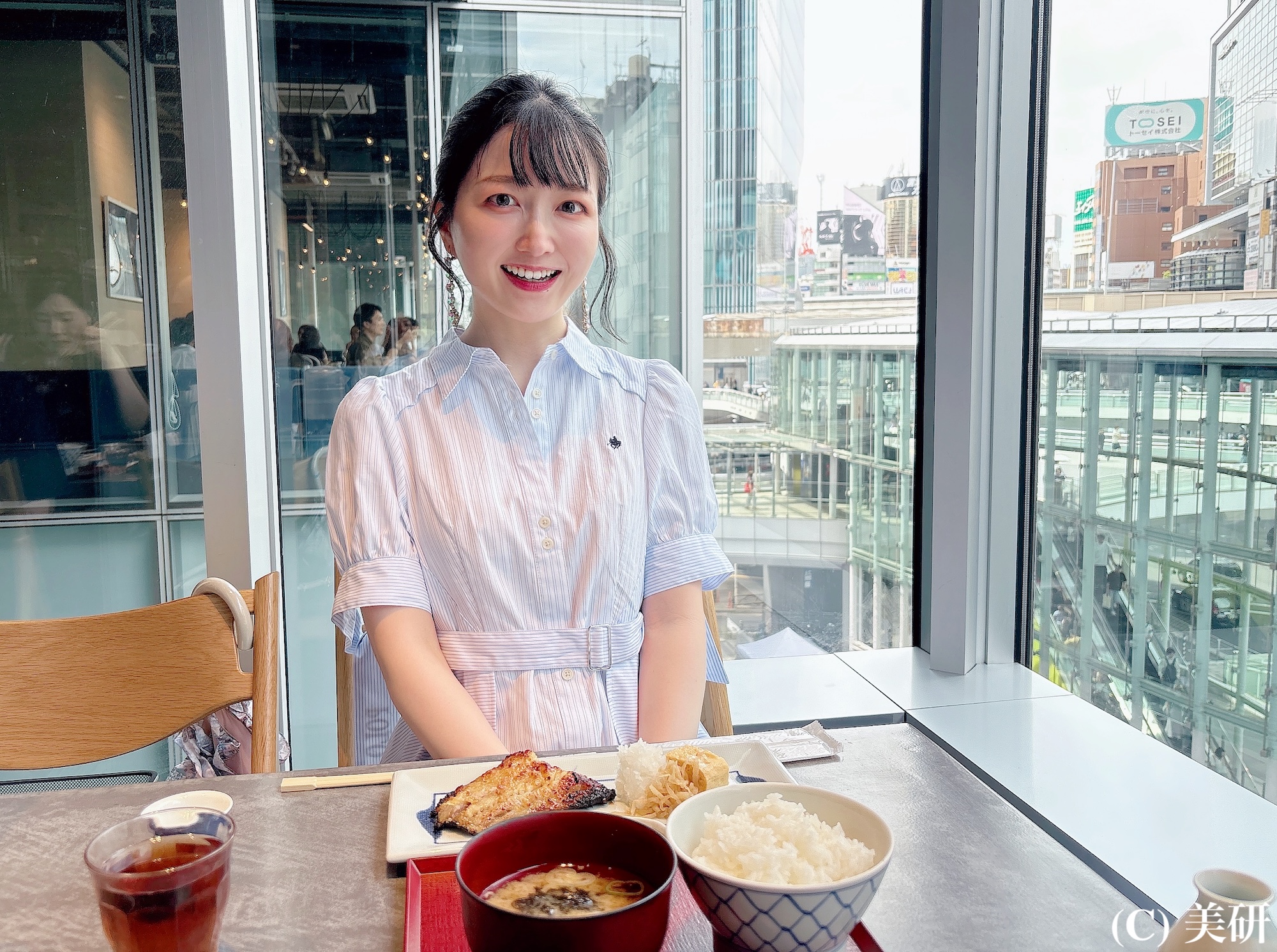 MOMO／圓 弁柄 渋谷ストリーム店にて。2025年6月7日。撮影：(C) 美研